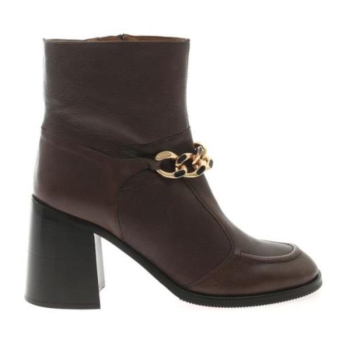 Mahe Booties - Bruine Leren Enkellaarzen met Gouden Ketting See by Chl...