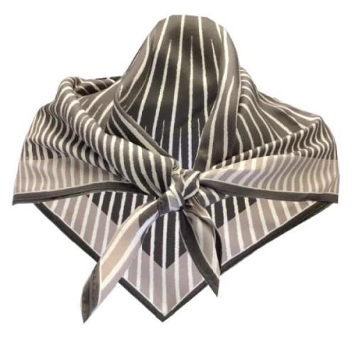 Pre-owned Silk scarves Hermès Vintage , Gray , Dames