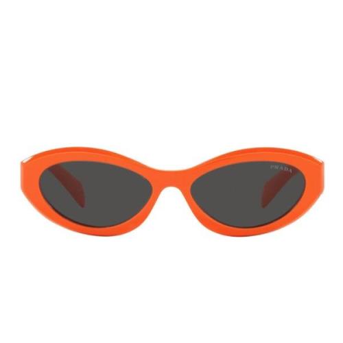 Zonnebril met onregelmatige vorm, oranje montuur en donkergrijze lenze...