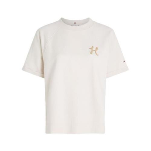 Eenvoudig en elegant T-shirt met korte mouwen en geborduurd logo Tommy...