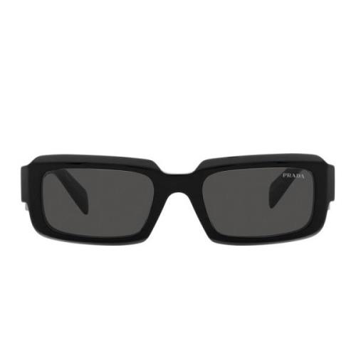 Rechthoekige zonnebril met zwart montuur en donkergrijze lenzen Prada ...