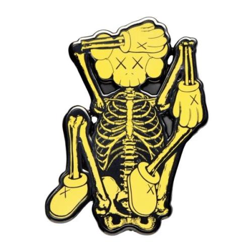 Beperkte oplage Skelet Pin Geel Kaws , Yellow , Unisex