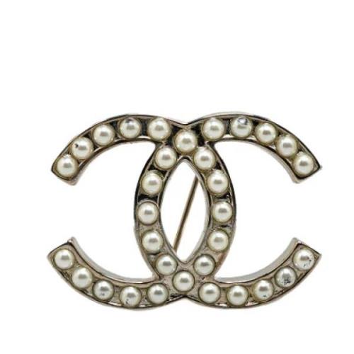 Pre-owned Metal brooches Chanel Vintage , Gray , Dames