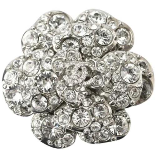 Pre-owned Metal brooches Chanel Vintage , Gray , Dames