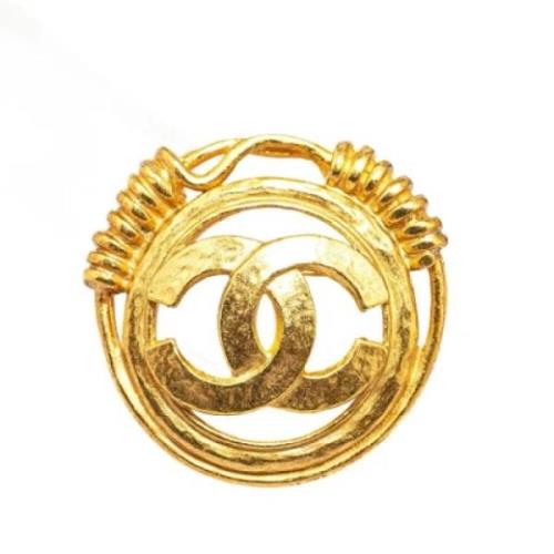 Pre-owned Metal brooches Chanel Vintage , Yellow , Dames