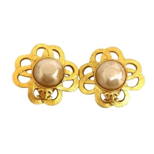 Pre-owned Metal earrings Chanel Vintage , Yellow , Dames