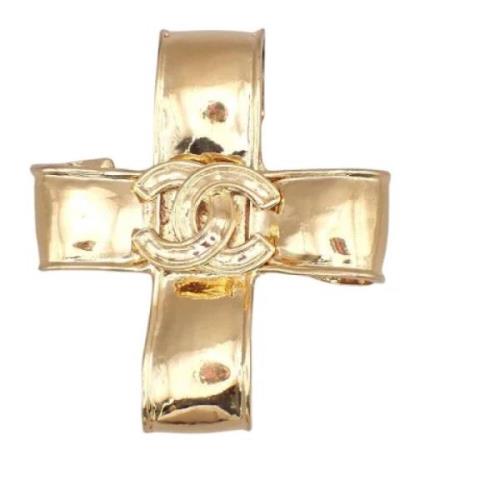 Pre-owned Metal brooches Chanel Vintage , Yellow , Unisex