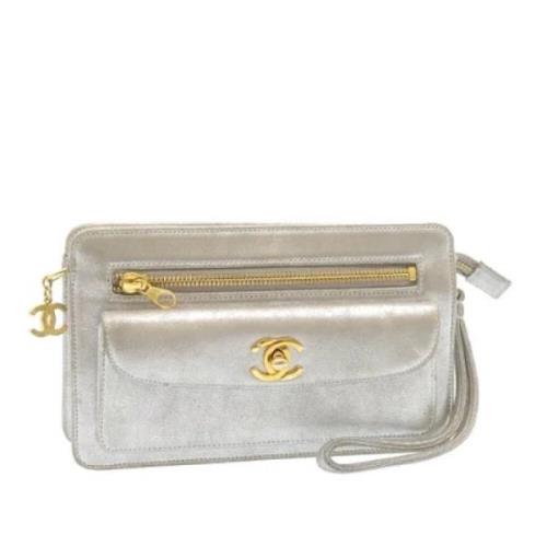 Pre-owned Leather clutches Chanel Vintage , Gray , Dames