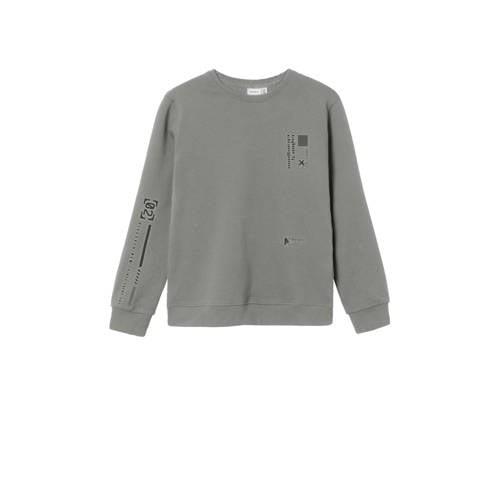 NAME IT KIDS sweater NKMLASSIE met printopdruk grijs/zwart Printopdruk...