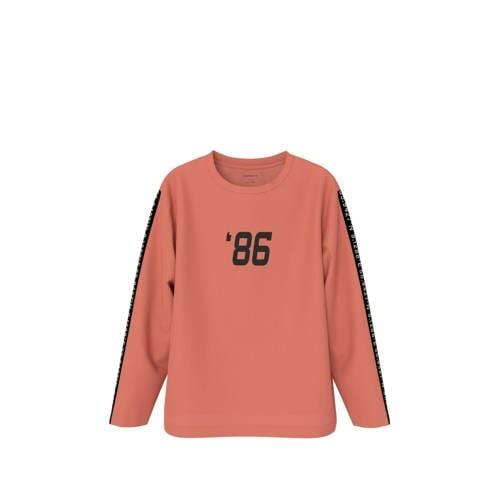 NAME IT KIDS longsleeve NKMNONO met backprint koraaloranje/zwart Jonge...