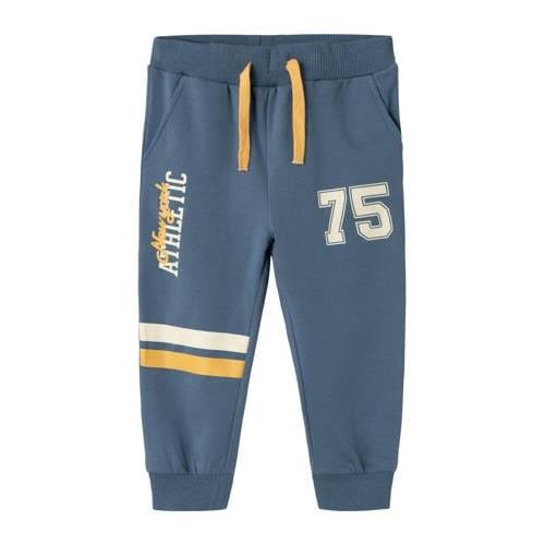 NAME IT MINI regular fit broek met tekst grijsblauw Jongens Sweat Teks...