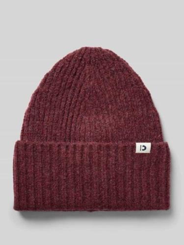 Ribgebreide beanie met logopatch op de omslag